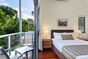 Escritorio, tabla de planchar con plancha y cunas