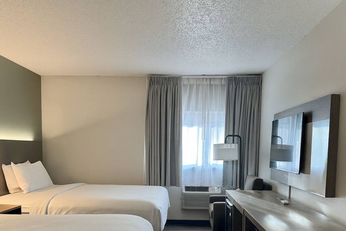 Dobbeltrom – standard, 2 dobbeltsenger | Senger med overmadrass, blendingsgardiner og strykejern/-brett