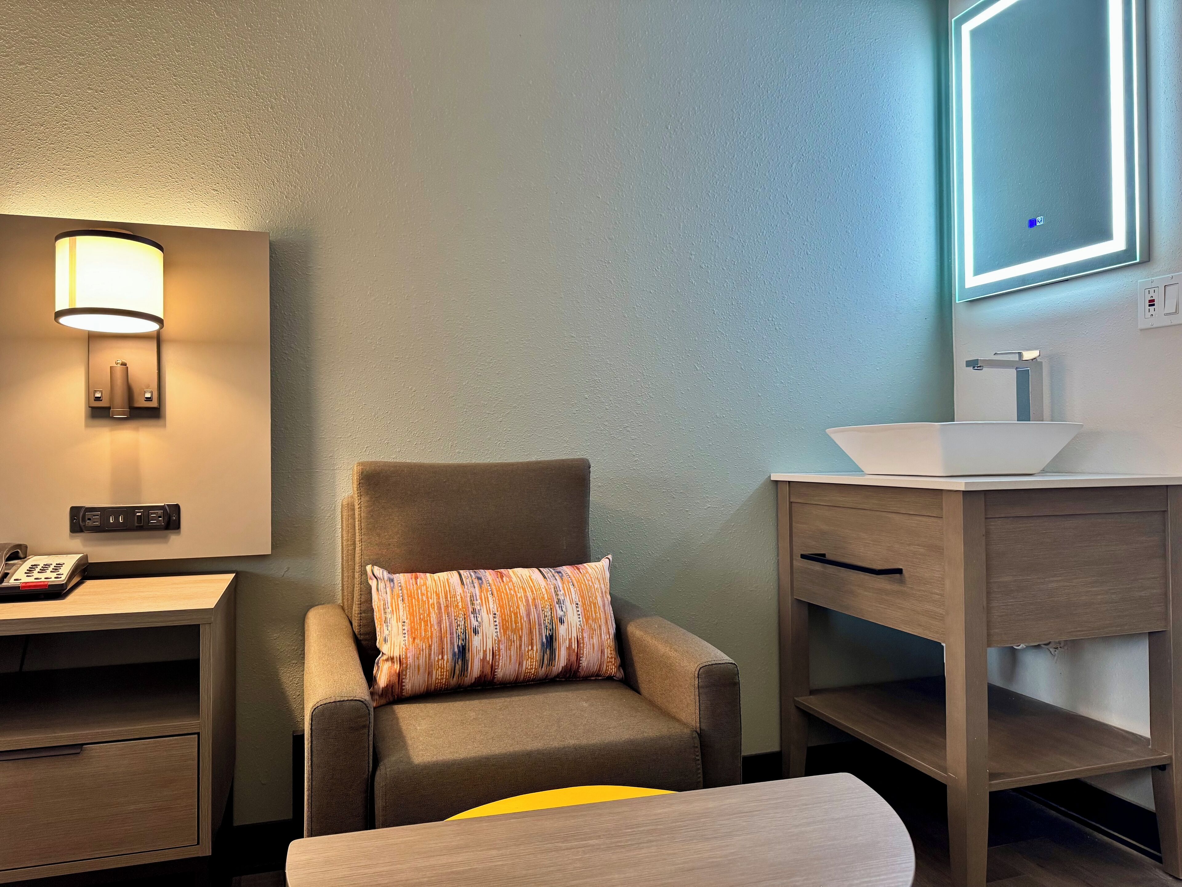 Habitación individual estándar, 1 cama de matrimonio | Colchones con acolchado adicional y cortinas opacas