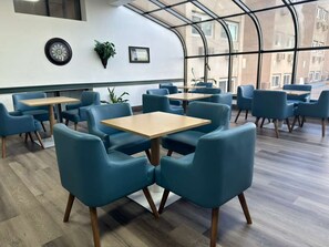 Lobby sitting area - Dakota Inn Minot (Minot)