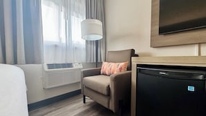 Chambre Deluxe double, 2 grands lits, non-fumeur | Lit avec matelas à plateau-coussin, rideaux d’obscurcissement