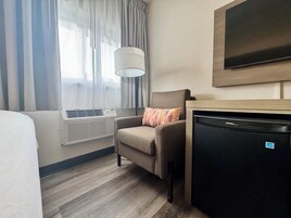 标准双人房, 2 张双人床 | 加厚床垫、遮光窗帘、熨斗/熨衣板、免费 WiFi