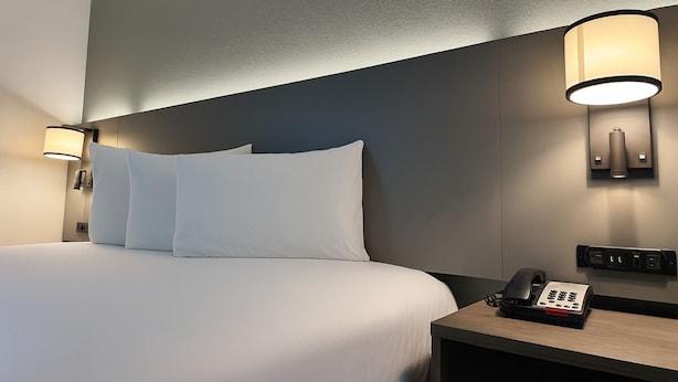 Chambre Deluxe, 1 très grand lit, non-fumeur | Lit avec matelas à plateau-coussin, rideaux d’obscurcissement