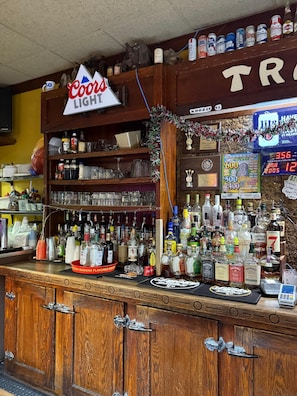 Bar (on property) - Surface Boutique Hotel (Minot)