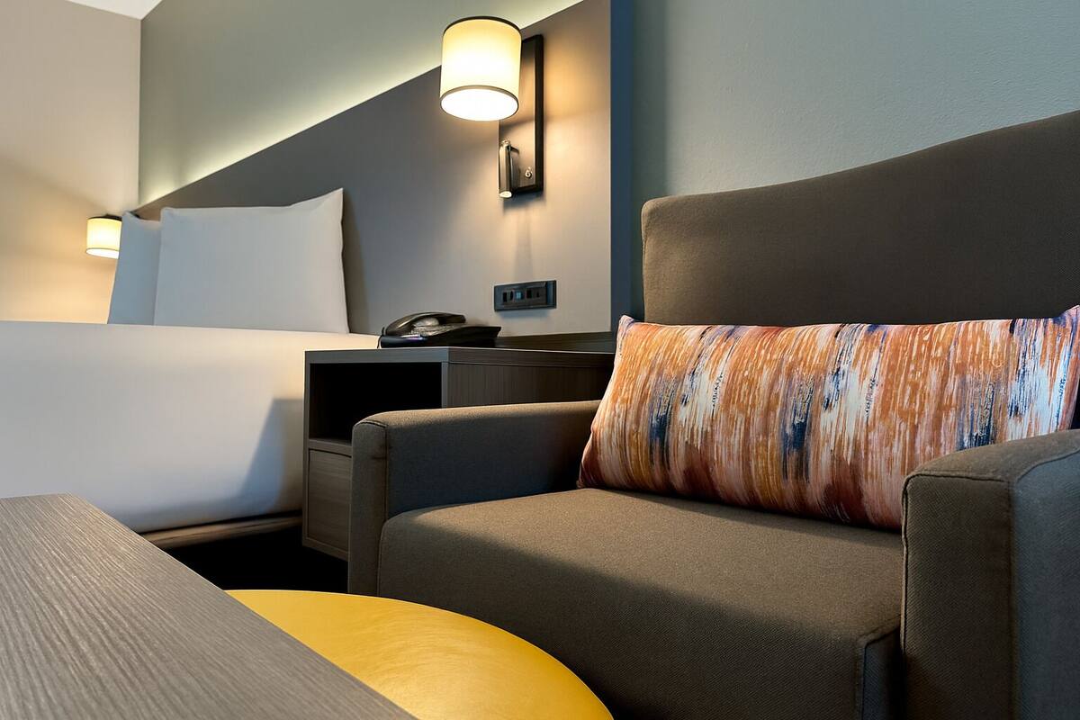 Enkeltrom – standard, 1 queensize-seng | Senger med overmadrass, blendingsgardiner og strykejern/-brett