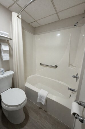 Combined shower/tub, hair dryer, towels - Surface Boutique Hotel (Minot)