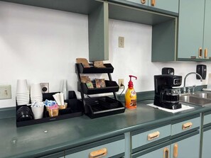 Free daily continental breakfast - Surface Boutique Hotel (Minot)