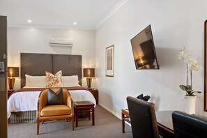 标准开间 | 起居区 | 40-英寸智能电视 （配备有线频道）、电视