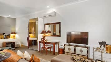 Executive Studio | Living area | 40-inch Smart TV with cable channels, TV