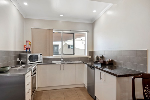 Executive Studio | Private kitchen | Coffee/tea maker, mini-fridge, microwave, electric kettle
