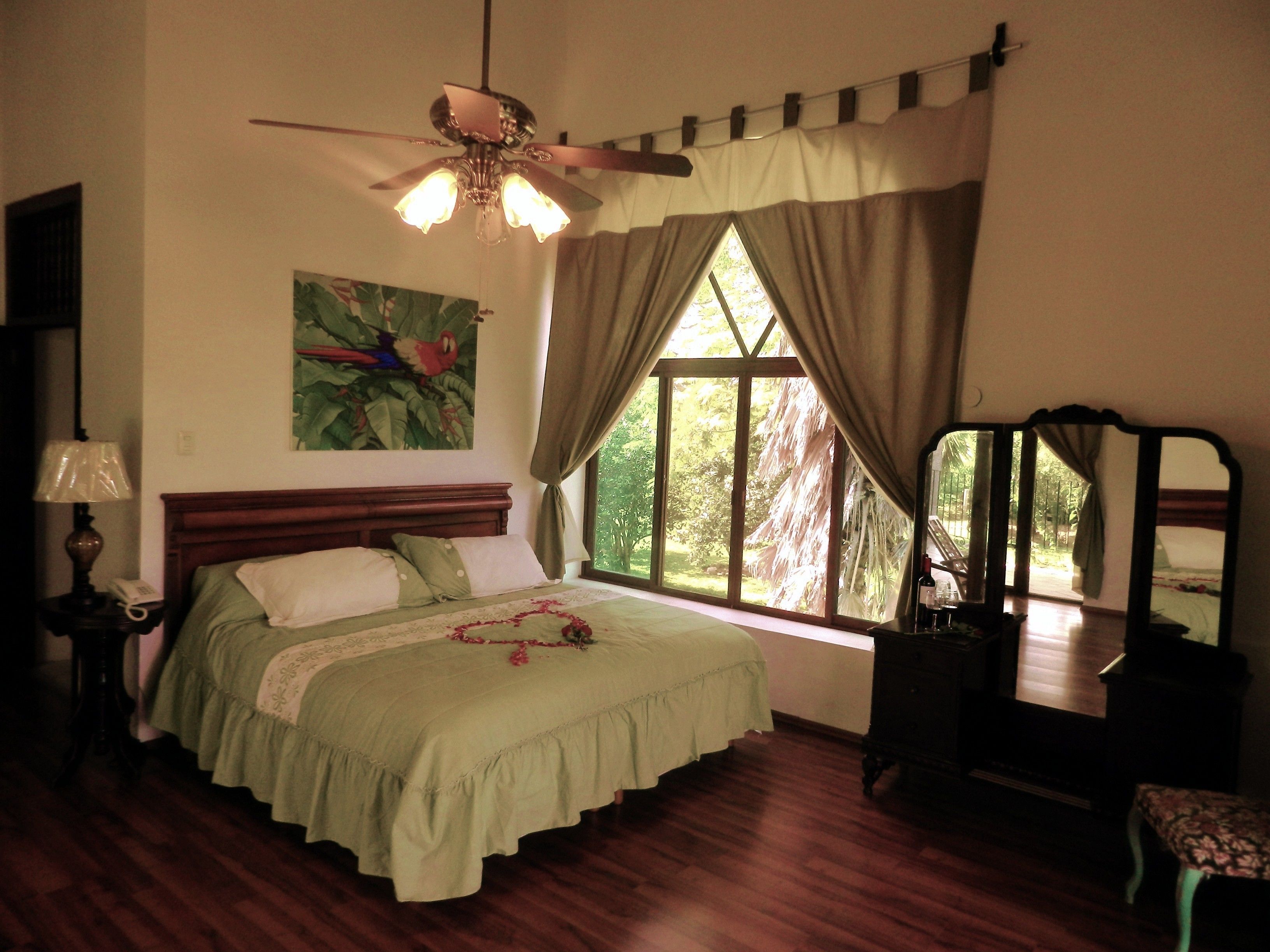 Suite principal | Decoración personalizada, muebles diferentes y cortinas blackout 