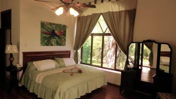 Suite principal | Decoración personalizada, muebles diferentes y cortinas blackout