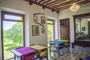 Se sirven desayunos, almuerzos y cenas; cocina local