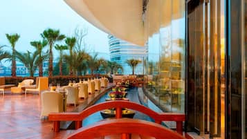 6 restaurants; breakfast, lunch and dinner served