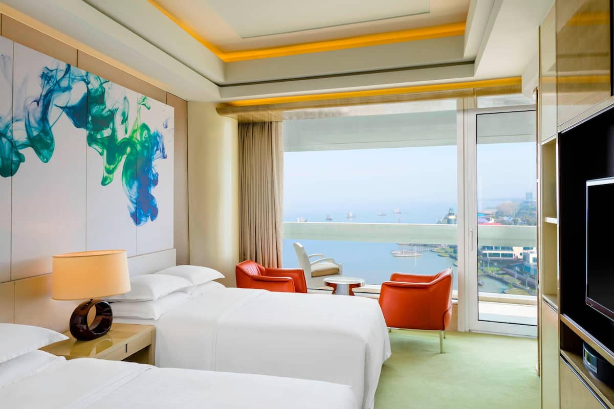 Phòng Premier, 2 giường đơn, quang cảnh hồ (Balcony) | Bộ đồ giường cao cấp, minibar, két bảo mật tại phòng, bàn