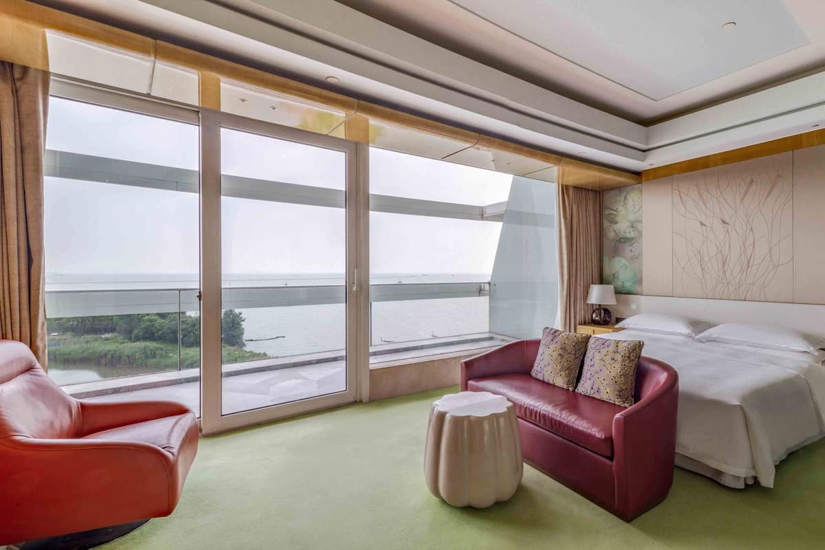 Bộ đồ giường cao cấp, minibar, két bảo mật tại phòng, bàn