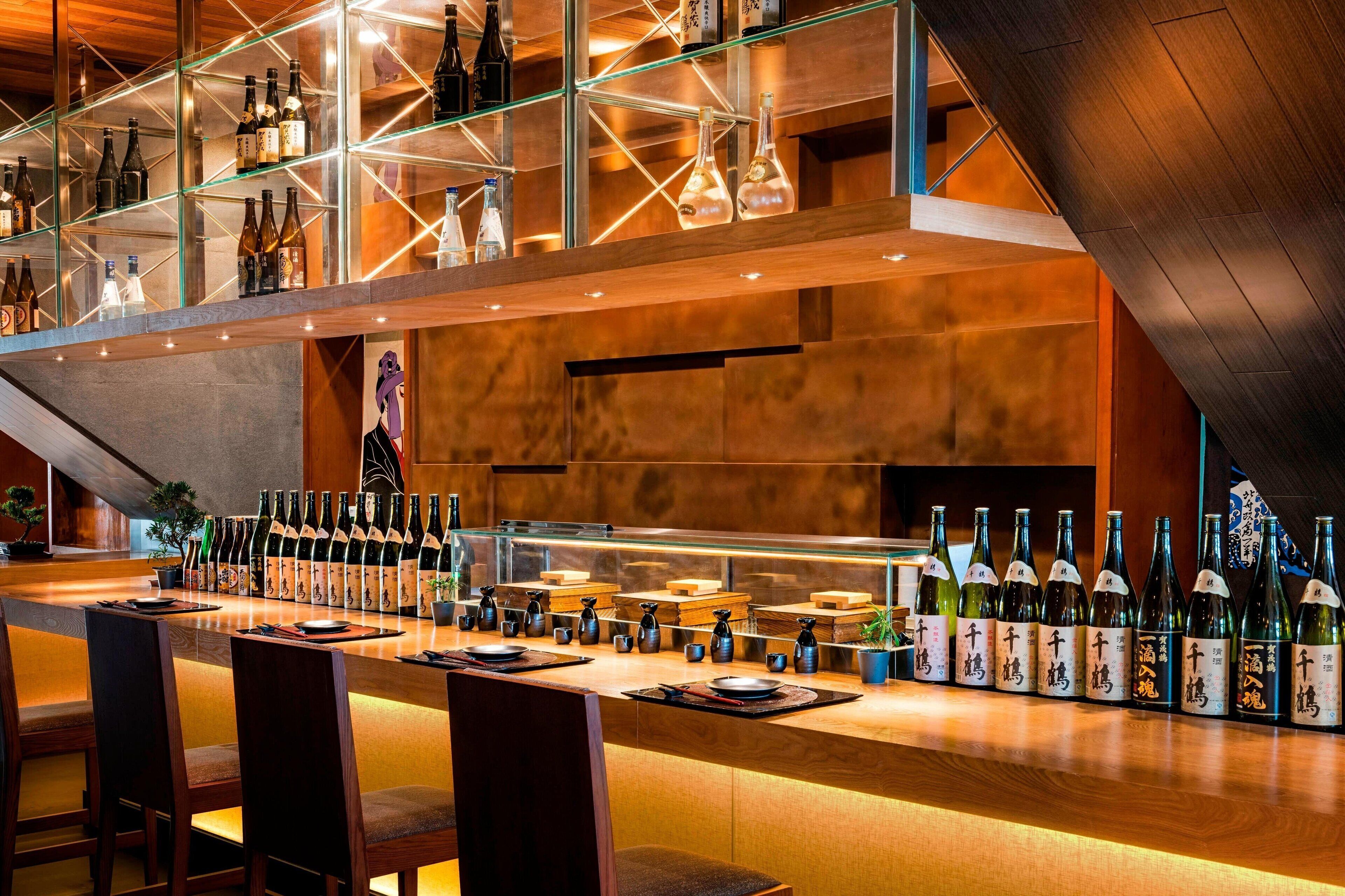 6 restaurants; breakfast, lunch, and dinner served