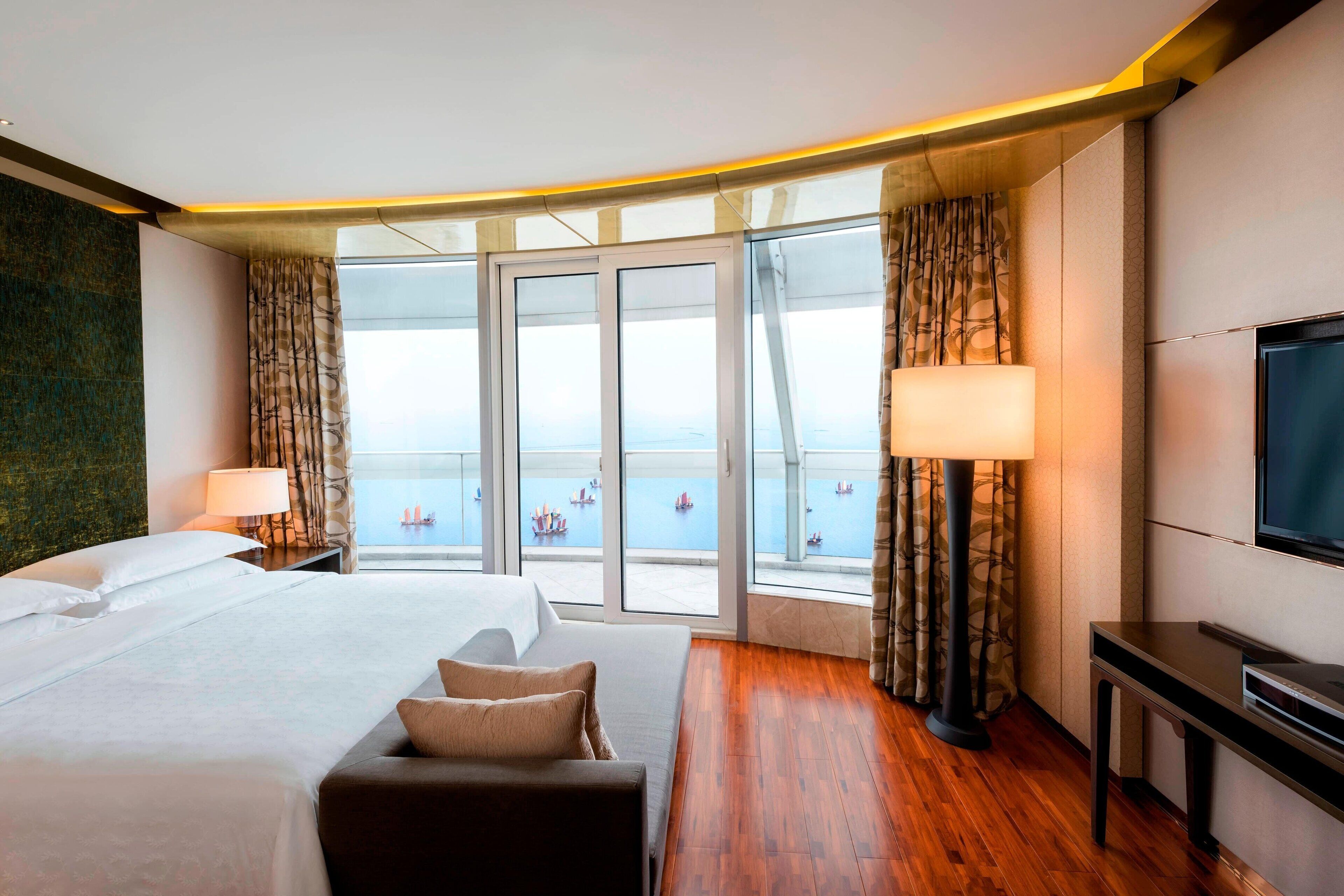 Suite, 1 Bedroom, Balcony | Premium bedding, minibar, in-room safe, desk