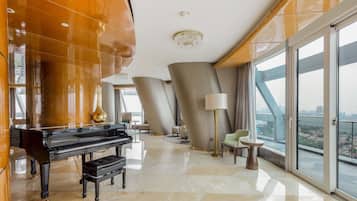 Suíte presidencial, 2 quartos, sacada, vista para o lago | Roupas de cama premium, frigobar, cofres nos quartos, escrivaninha