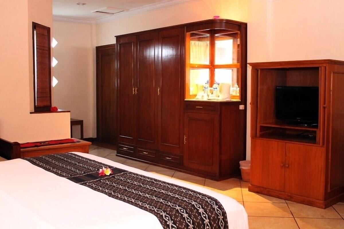 Minibar, desk, free WiFi