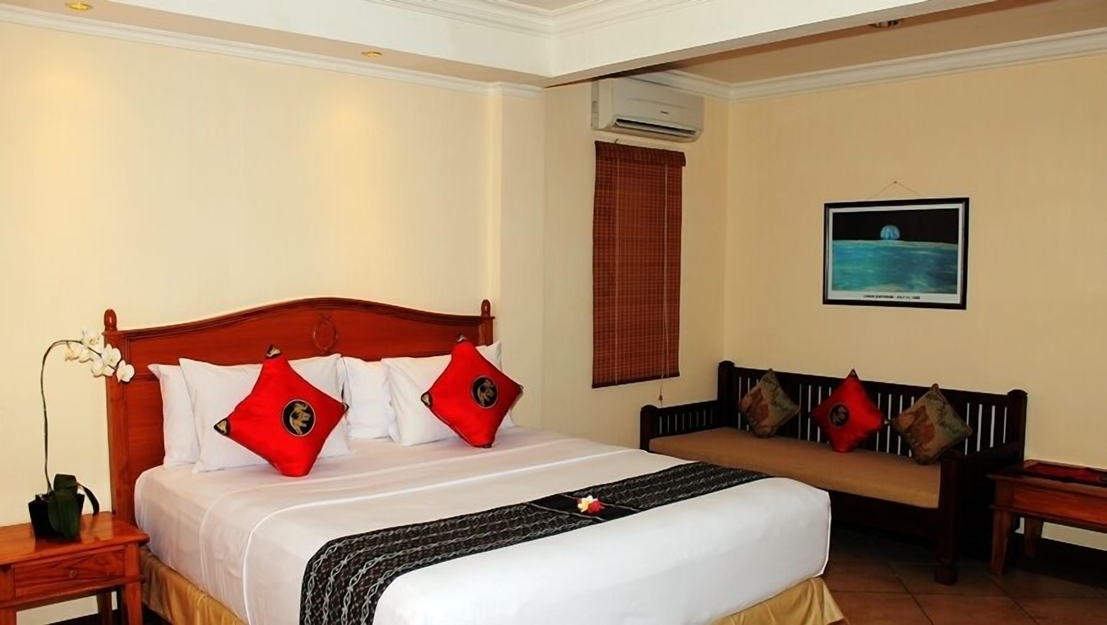 Minibar, desk, free WiFi