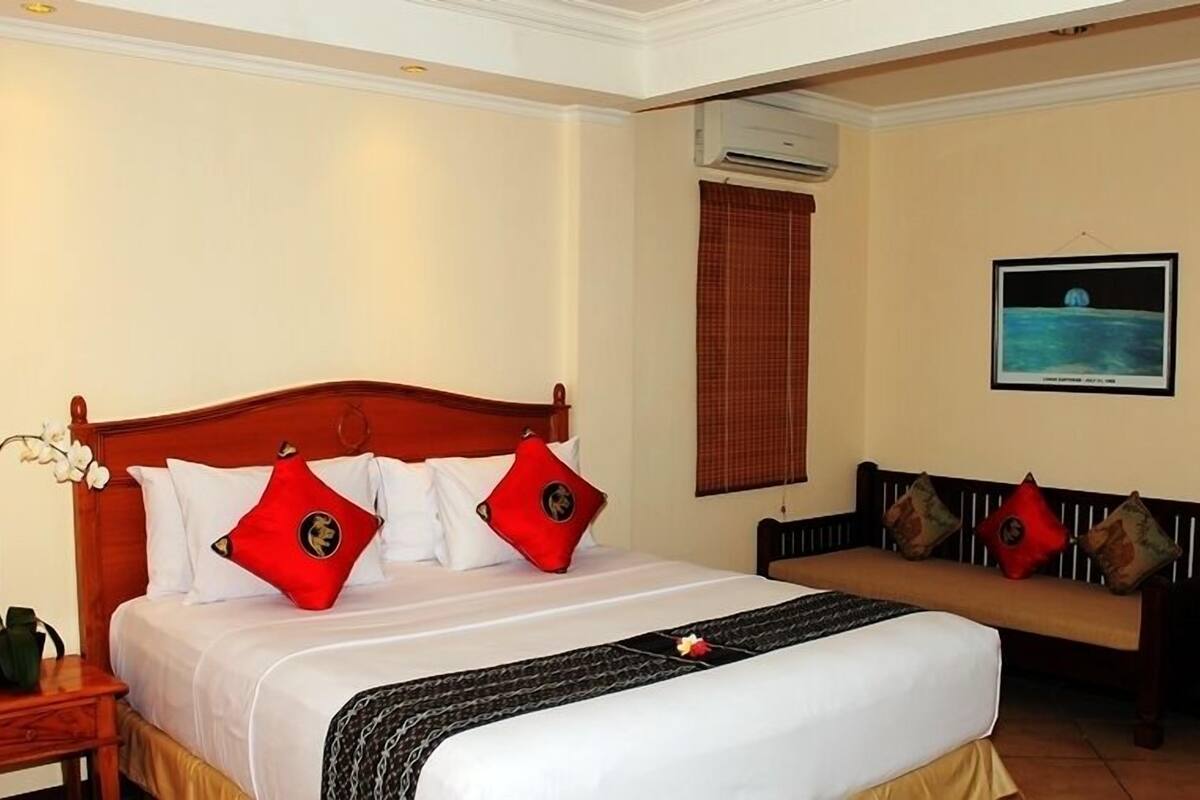 Minibar, desk, free WiFi