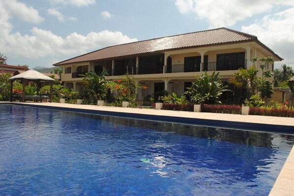 Outdoor pool, pool umbrellas, pool loungers - Lombok Beach Villa (Senggigi)