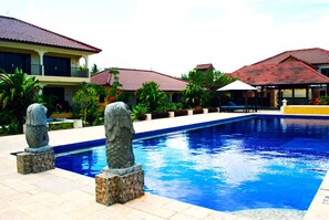 Outdoor pool, pool umbrellas, pool loungers - Lombok Beach Villa (Senggigi)