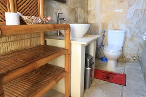 Ducha, artículos de higiene personal gratuitos y secador de pelo