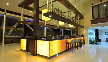 2 bares/lounges, saguão/lounge, bar de esportes