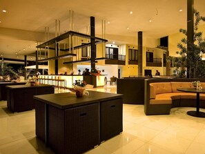 Breakfast, lunch and dinner served - Palace Hotel (Cipanas)