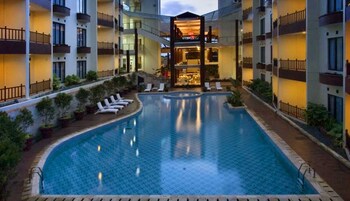 Piscina externa, funciona das 7h às 18h, espreguiçadeiras