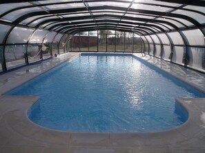 Indoor pool, open 9:00 AM to 7:00 PM, pool umbrellas, pool loungers - Le Domaine des Tuileries (Salins)