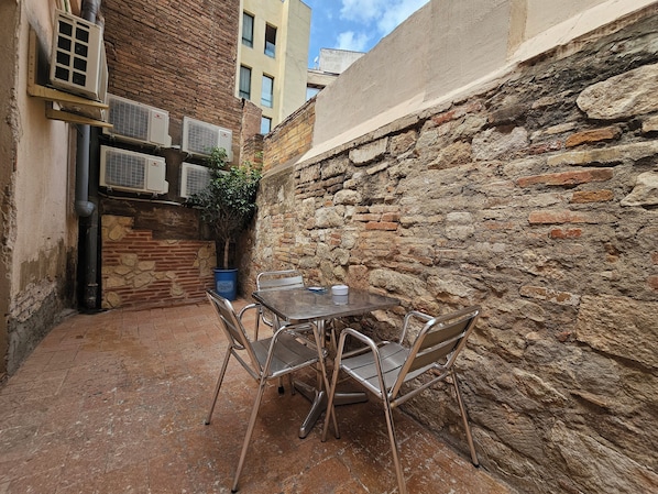 Superior habitación triple Baño privado Patio | Terrace/patio