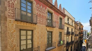 A row of buildings with ornate facades and balconies. - Hotel Palermo Barcelona (Barcelona)