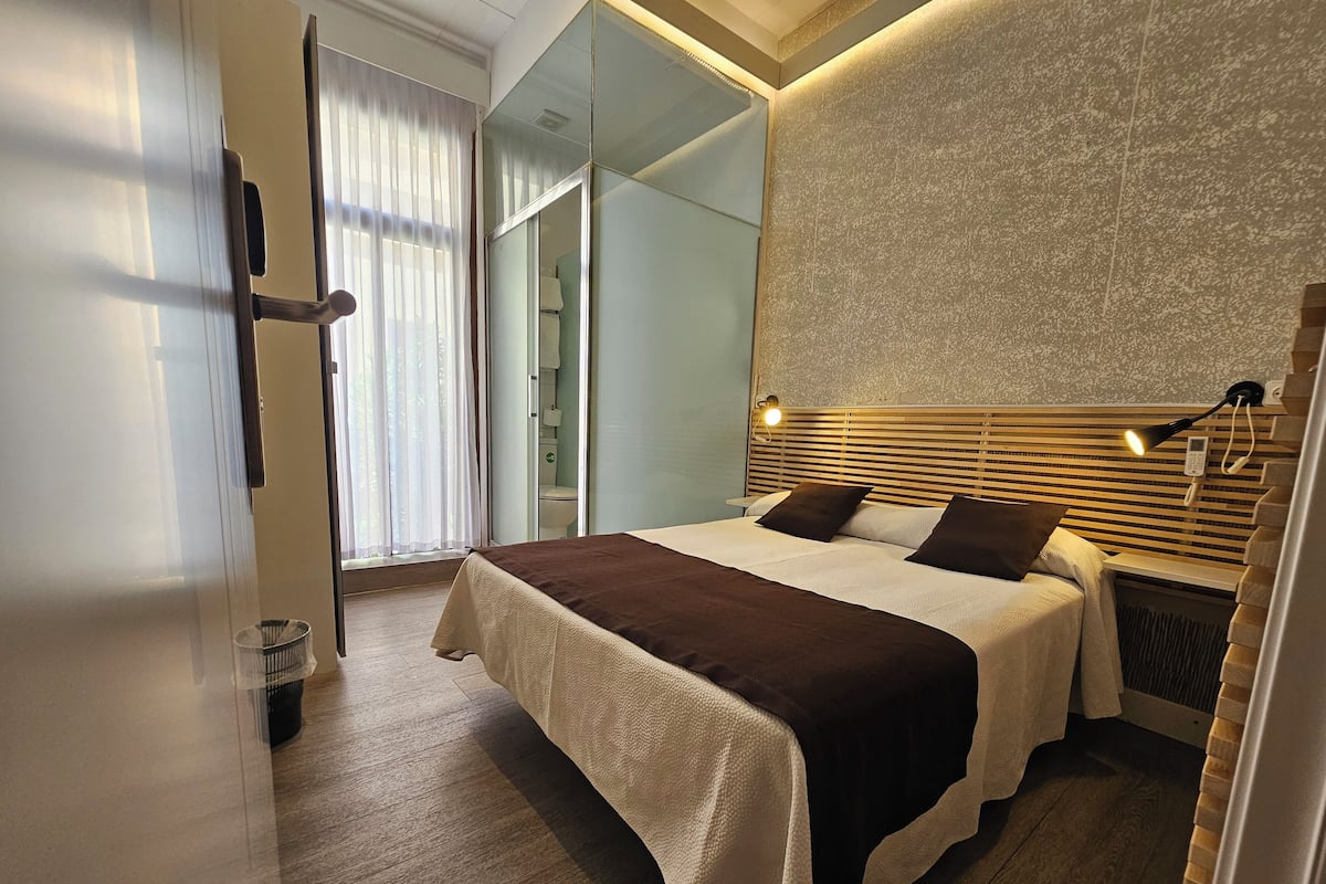 Habitación doble matrimonial baño privado interior | Brankas, tirai kedap cahaya, dan setrika/meja setrika