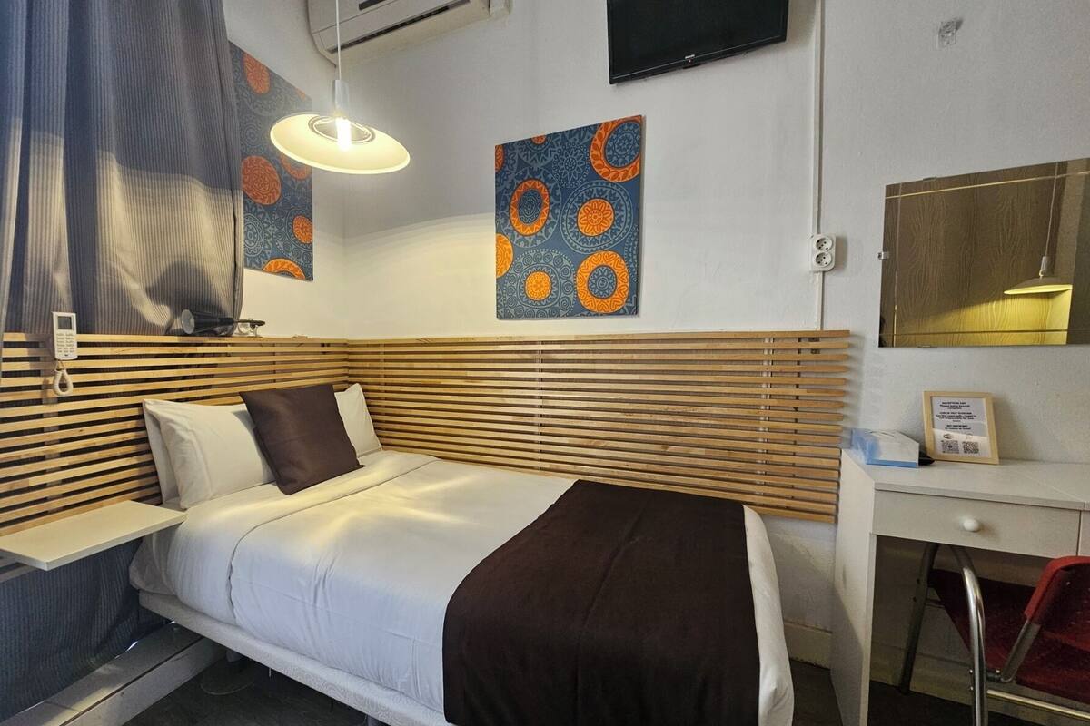 Habitación doble de dos camas Baño privado Interior | Brankas, tirai kedap cahaya, dan setrika/meja setrika