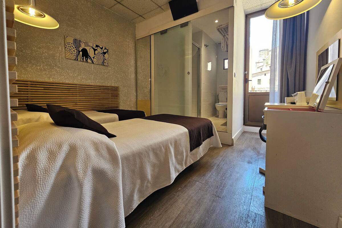 Habitación doble de dos camas baño privado exterior con balcón | Brankas, tirai kedap cahaya, dan setrika/meja setrika
