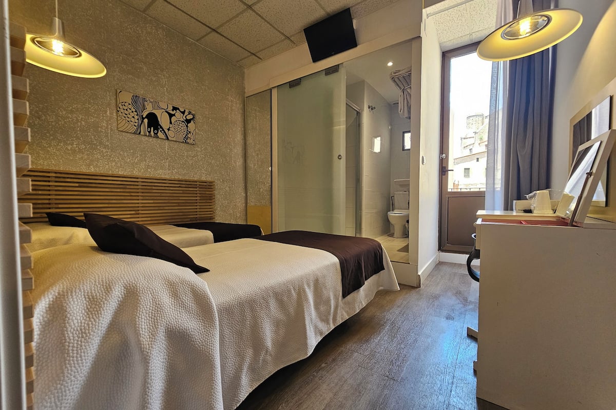 Habitación doble de dos camas baño privado exterior con balcón | 1 soveværelse, pengeskab på værelset, mørklægningsgardiner
