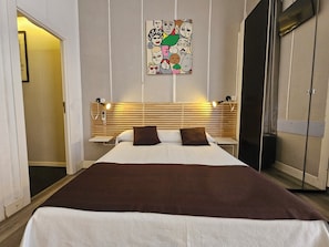 Habitación cuadruple Baño privado Exterior con balcón | 1 bedroom, in-room safe, blackout drapes, iron/ironing board