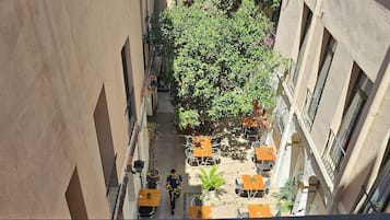 Habitación doble de dos camas baño privado exterior con balcón | 1 chambre, coffres-forts dans les chambres, rideaux occultants