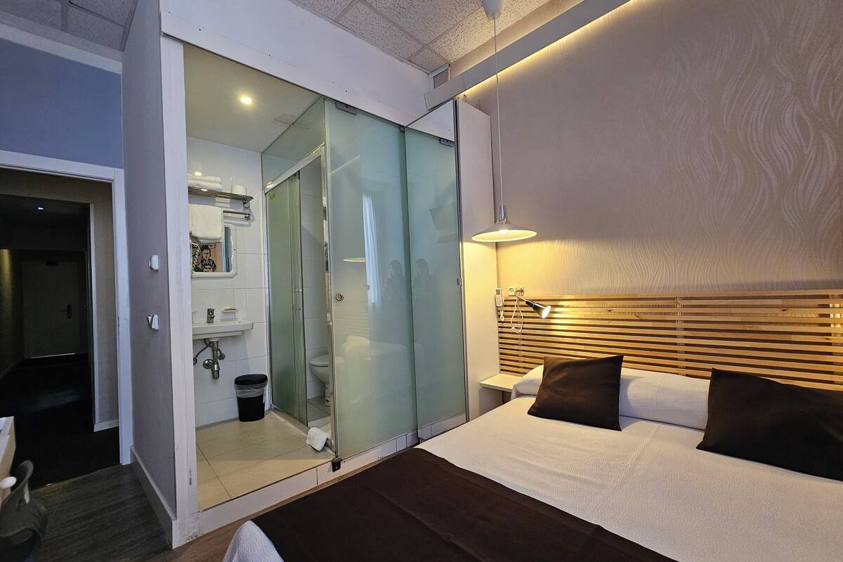 Habitación doble de dos camas baño privado exterior con balcón