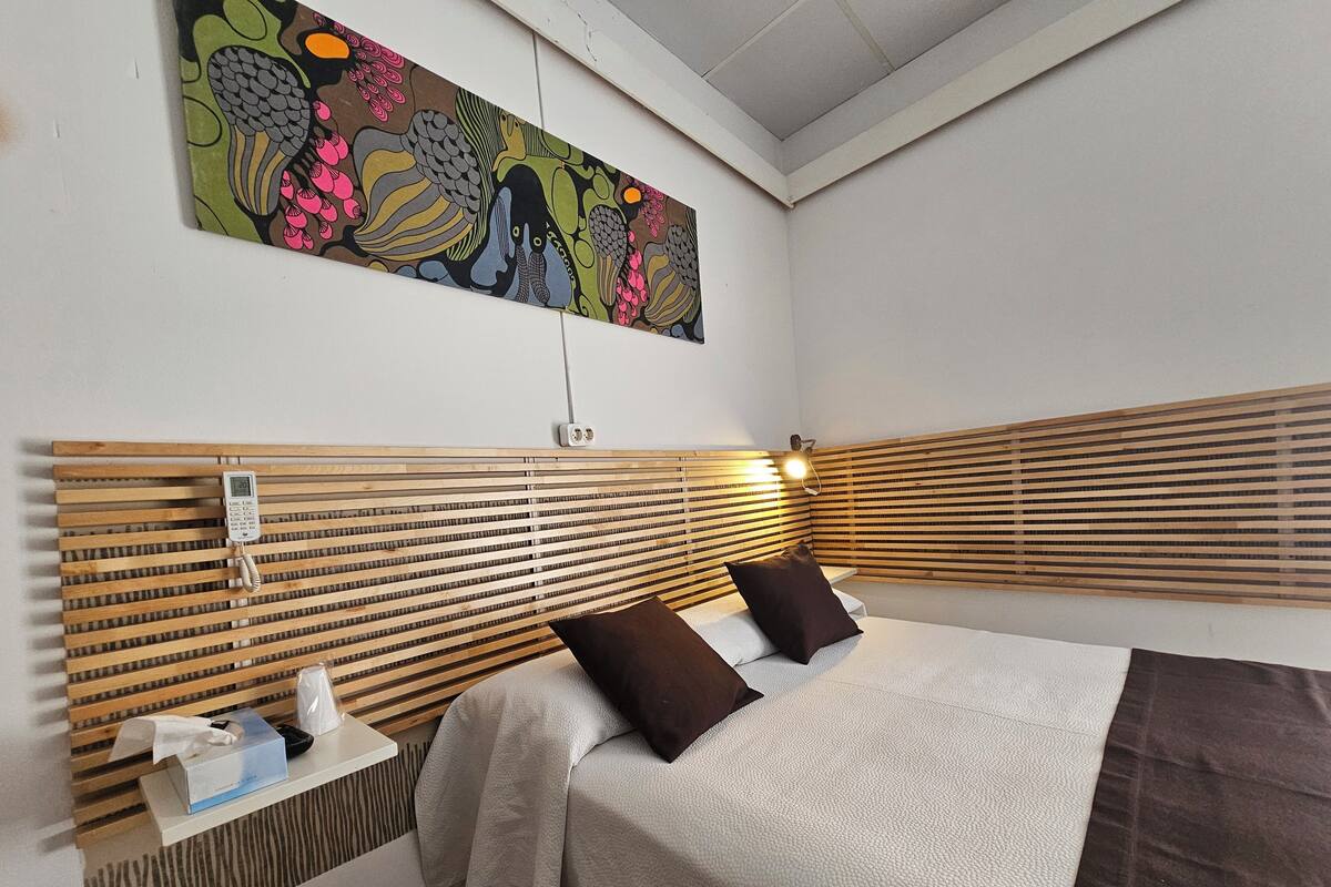 Habitación triple baño privado con balcón | Brankas, tirai kedap cahaya, dan setrika/meja setrika
