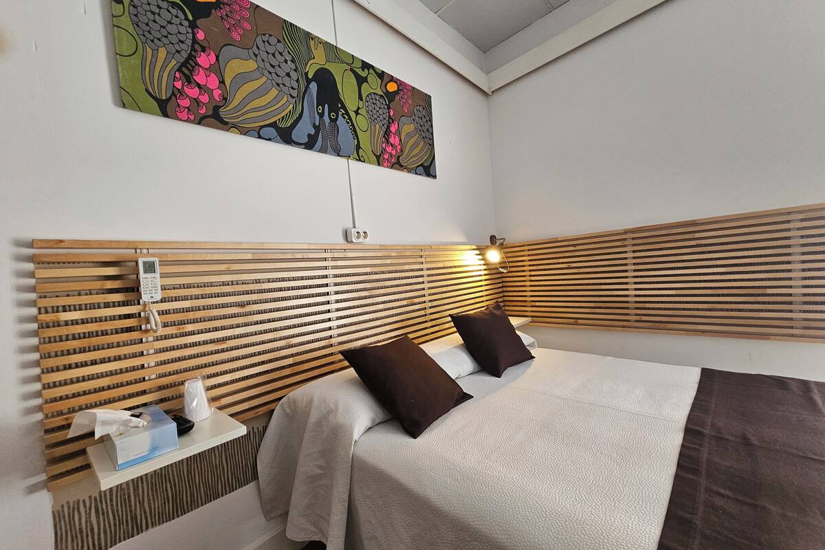 Habitación triple baño privado con balcón