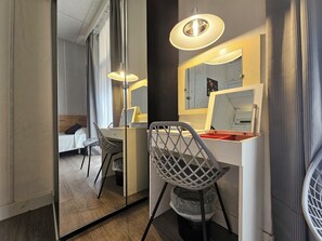 Habitación triple baño privado interior (3 ind.) | In-room safe, blackout drapes, iron/ironing board - Hotel Palermo Barcelona (Barcelona)