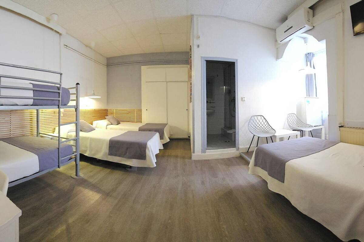 5 cama habitación privada baño privada interior | Brankas, tirai kedap cahaya, dan setrika/meja setrika