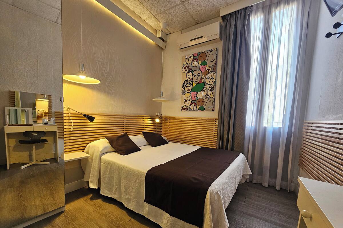 Habitacion doble matrimonial baño privado exterior con balcón | Brankas, tirai kedap cahaya, dan setrika/meja setrika