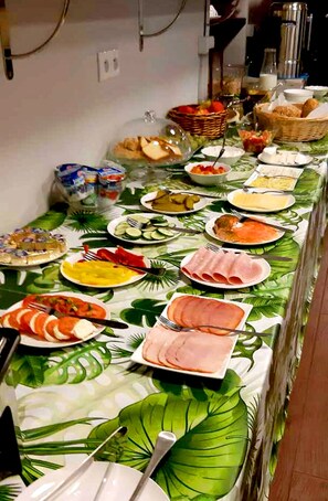 Daily buffet breakfast (PLN 35 per person)