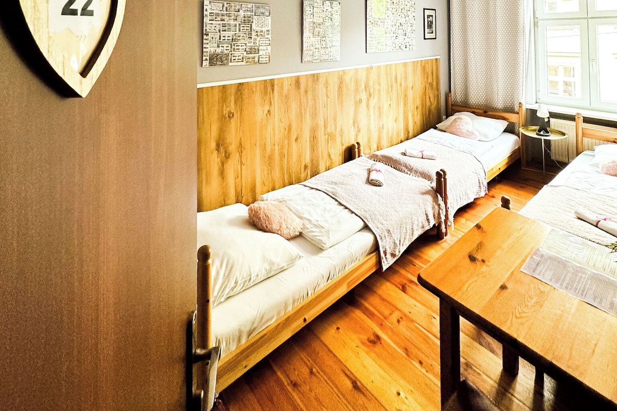 Habitación triple, baño compartido | 1 habitación, ropa de cama de alta calidad y edredón