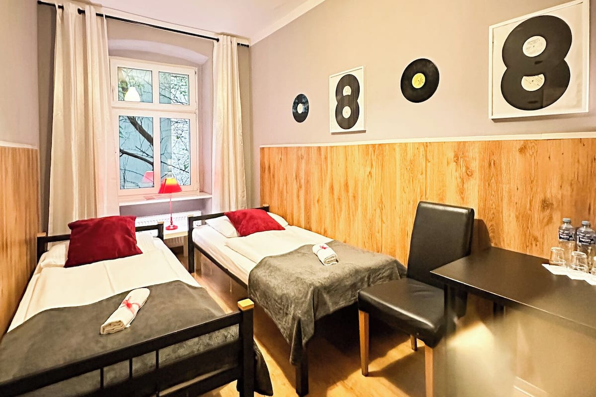 Habitación triple, baño privado | 1 habitación, ropa de cama de alta calidad y edredón